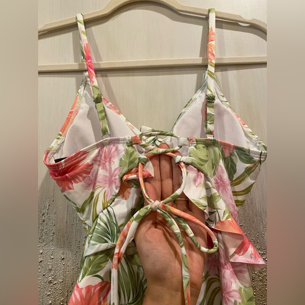NWOT Hurley Floral Cut Out Ruffled W/Lace Up Back One Piece Swimsuit - Size S - Picture 6 of 13